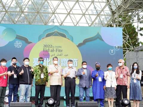 Mayor Attends Eid al-Fitr Celebration at Daan Forest Park