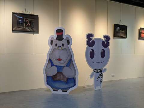 普林思頓高中「第三屆學生文藝青春聯展」亦有平面設計、漫畫、卡通人形立牌等精彩作品。