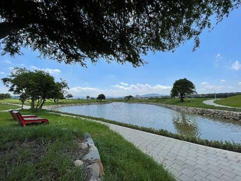 美堤河濱自然親水灣可遠眺四獸山和101大樓