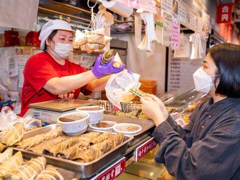 民眾於南門市場兌換肉粽