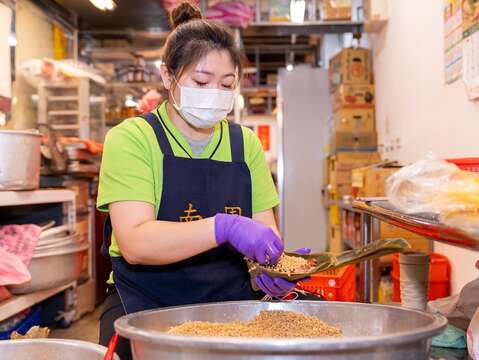 南門市場攤商包粽子景況