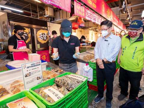 產業局林崇傑局長和南門市場攤商互動
