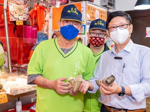 產業局林崇傑局長、王銓國會長與攤商合影