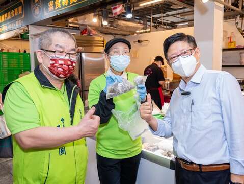 產業局林崇傑局長與王銓國會長大力推廣粽子