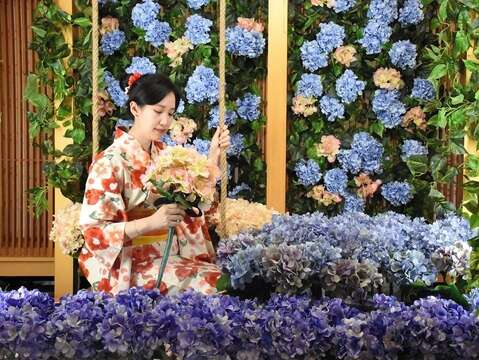 日勝生加賀屋二樓大廳繡球花藝布置吸引住客打卡留念