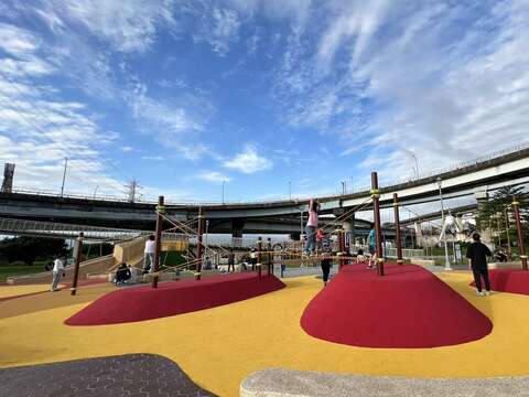 雙園河濱公園兒童遊戲場融入在地雁鴨元素與生態結合