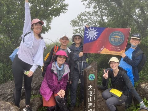 登山團挑戰12公里的臺北大縱走第二段，飽覽大屯山系明媚風光
