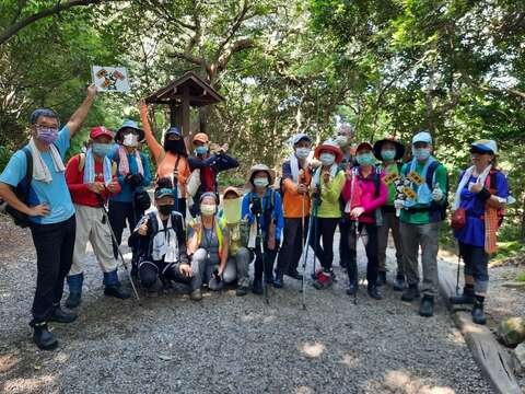 宣導團隊與民眾在天母古道翠峰亭合影