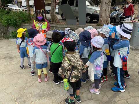 天母公園可愛的小小朋友聚精會神地聆聽「與獼猴相處之道」