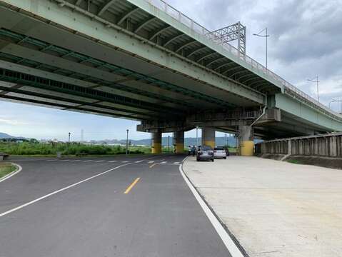 地點就位於洲美快速道路下，擁有遮蔭空間