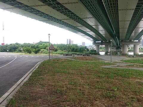 河雙21河濱兒童遊戲場預計地點就位於洲美快速道路下
