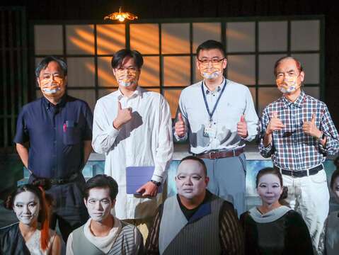 記者會來賓與《之間》演員合影(後排右起臺北市文資委員薛琴老師、臺北市政府文化局田瑋副局長、曉劇場藝術總監鍾伯淵、呂大吉建築師)(圖片來源：臺北市政府文化局)
