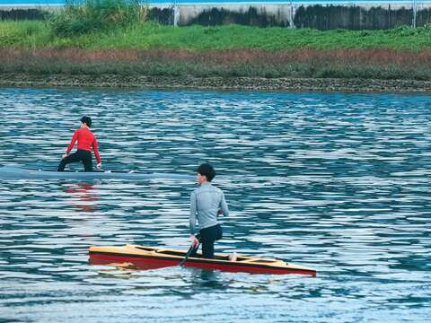 The pier in Dajia Riverside Park is a good place for citizens and tourists alike to enjoy water activities such as kayaking. (Photo/Samil Kuo)