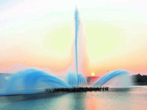 納涼だけでなく美しい夕日も鑑賞できるので、夏の夜はぜひ希望の泉の噴水ショーを見に行きましょう。(写真/台北市政府水利工程処)