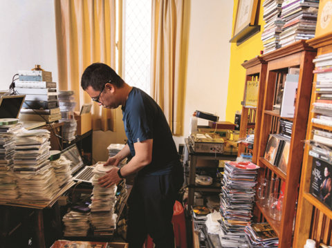 Wang's studio, the Classical Palace Society, is where he transcribes records, with many of his works from the pantheon of classical music.