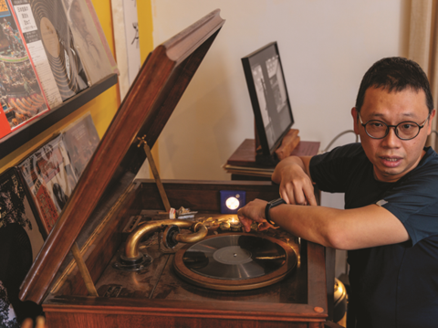 Wang's studio, the Classical Palace Society, is where he transcribes records, with many of his works from the pantheon of classical music.