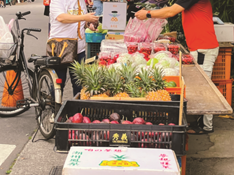 Vendors and customers in Wende Evening Market always interact warmly, making shopping a charming routine. (Photo/Taiwan Scene)