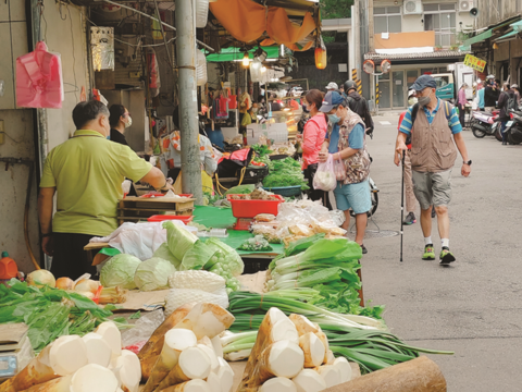 Though it comprises just a short alley, Jinlong Evening Market is an important place for residents in Neihu to do their afternoon grocery shopping.