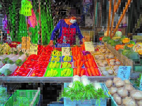Many fruit and vegetable vendors at Hulin Evening Market organize their products by variety and weight, allowing customers to shop easily.