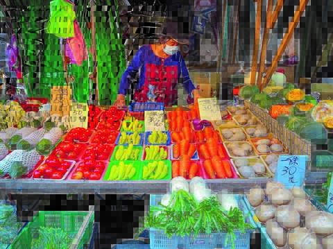 Many fruit and vegetable vendors at Hulin Evening Market organize their products by variety and weight, allowing customers to shop easily.