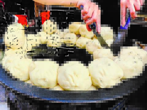 Steamed Bun King sells not only various flavors of buns, but also pan-fried stuffed buns that are made on the spot!