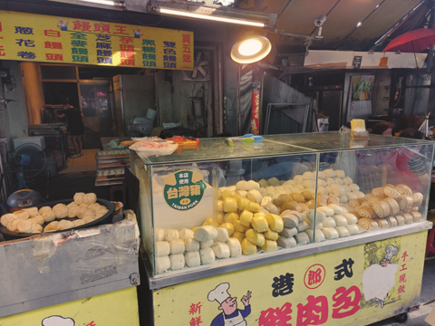 Steamed Bun King sells not only various flavors of buns, but also pan-fried stuffed buns that are made on the spot!