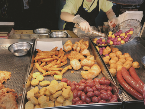 サツマイモ団子からソーセージまで、林媽媽市場炸物の食べ物は多くの人が子供の頃から食べてきた懐かしい味です。