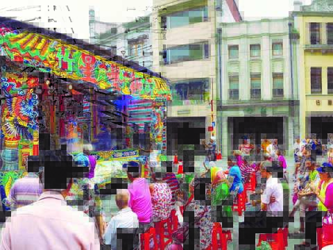 By integrating traditional religious activities and modern cultural events, the Taipei Xia-Hai City God Cultural Festival aims to attract more people to explore the community.