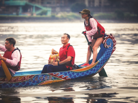 The Xia-Hai City God is also presented on a dragon boat before the race, praying for good luck for the teams.