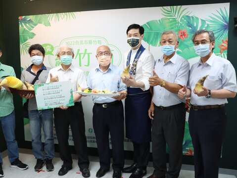 大合照 木柵農會代表 黃勢棠班長 王三中副局長 翁理事長 黃景龍主廚 鄭常務監事 蘇總幹(圖片來源：臺北市政府產業發展局)