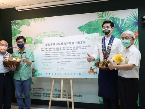 簽署合作備忘錄(臺北市農會翁清楠理事長木柵區農會鄭金塗先生黃景龍師傅王三中副局長)(圖片來源：臺北市政府產業發展局)