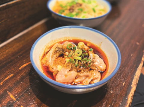 四川朝天椒をベースにしたラー油を見ると、様々な香辛料を用いて作られていることがわかります。