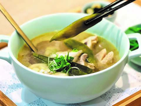 漬物にした剥皮辣椒は、独特の風味を付ける目的でチキンスープに使用されます。
