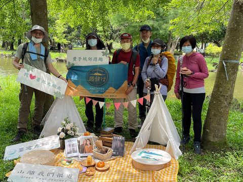 參加臺北大縱走活動的民眾，開心在貴子坑水土保持教學園區拍照打卡。(圖片來源：臺北市政府觀光傳播局)