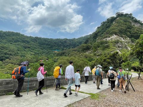 「征服全程」行程由專業登山旅行社趣健行領隊，帶領民眾體驗臺北大縱走第一段並導覽。(圖片來源：臺北市政府觀光傳播局)