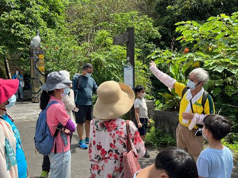 臺北大縱走活動邀請專業導覽老師，為民眾解說貴子坑親山步道的生態及歷史。(圖片來源：臺北市政府觀光傳播局)