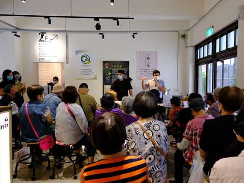 新創業者洺鈞畜產與東明里里民分享驗證計畫與商品(圖片來源:臺北市政府產業發展局)