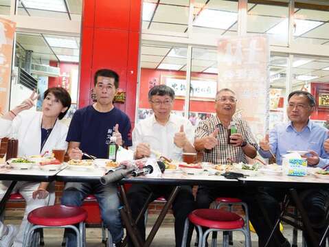 大家一同品嚐士林美食(圖片來源：臺北市政府秘書處媒體事務組)