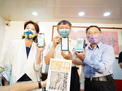 市長與兩位副市長合影(圖片來源：臺北市政府秘書處媒體事務組)