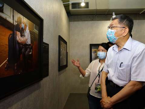 工作人員向柯市長介紹著作品(圖片來源：臺北市政府秘書處媒體事務組)