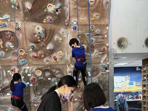 臺北市青發處攀岩場結合OT案的民間資源，7月起重磅推出「親子友善月」活動，讓每位大小朋友們都能用平日的優惠價格享受上攀體驗。(圖片來源：臺北市青少年發展處)