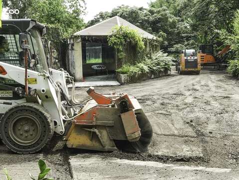 園區道路柏油銑鋪(圖片來源：臺北市立動物園)