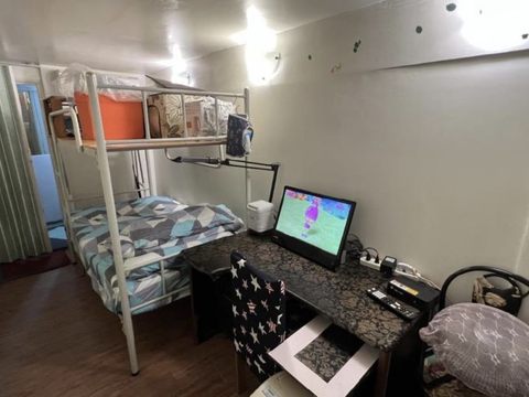 非法旅宿實際案例(續),業者將地下室供旅客住宿,該空間寬僅有約2公尺,且上鋪堆雜物(圖片來源:臺北市政府觀光傳播局)