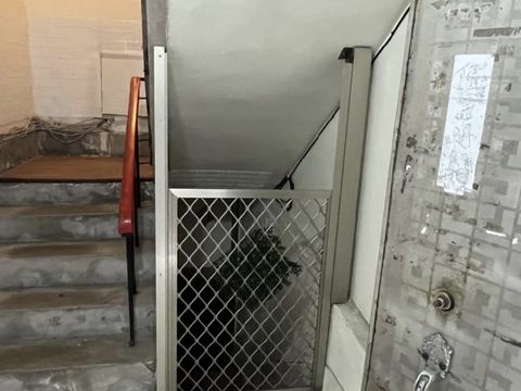 非法旅宿實際案例,業者將地下室(圖中右方向下之樓梯處)供旅客住宿(圖片來源:臺北市政府觀光傳播局)
