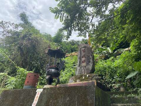 天寶聖道宮牌樓前的畜魂碑，是從日據時期的蘭州屠宰場原址遷移至此(圖片來源：臺北市政府工務局大地工程處)