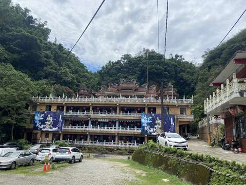 步道的終點處天寶聖道宮，之後沿松山路回到永春陂濕地公園(圖片來源：臺北市政府工務局大地工程處)