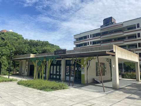 集合點–永春陂濕地公園服務導覽站前走廊(圖片來源：臺北市政府工務局大地工程處)