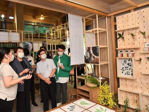 木柵青農解說茶山塾策展內容。(圖片來源：臺北市政府產業發展局)