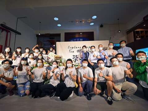 黃副市長、產業局林局長、木柵區農會許理事長、張總幹事與木柵青農們共同推薦貓空(圖片來源：臺北市政府產業發展局)