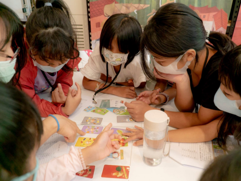 小朋友們聚在一起學習(圖片來源：臺北市政府客家事務委員會)